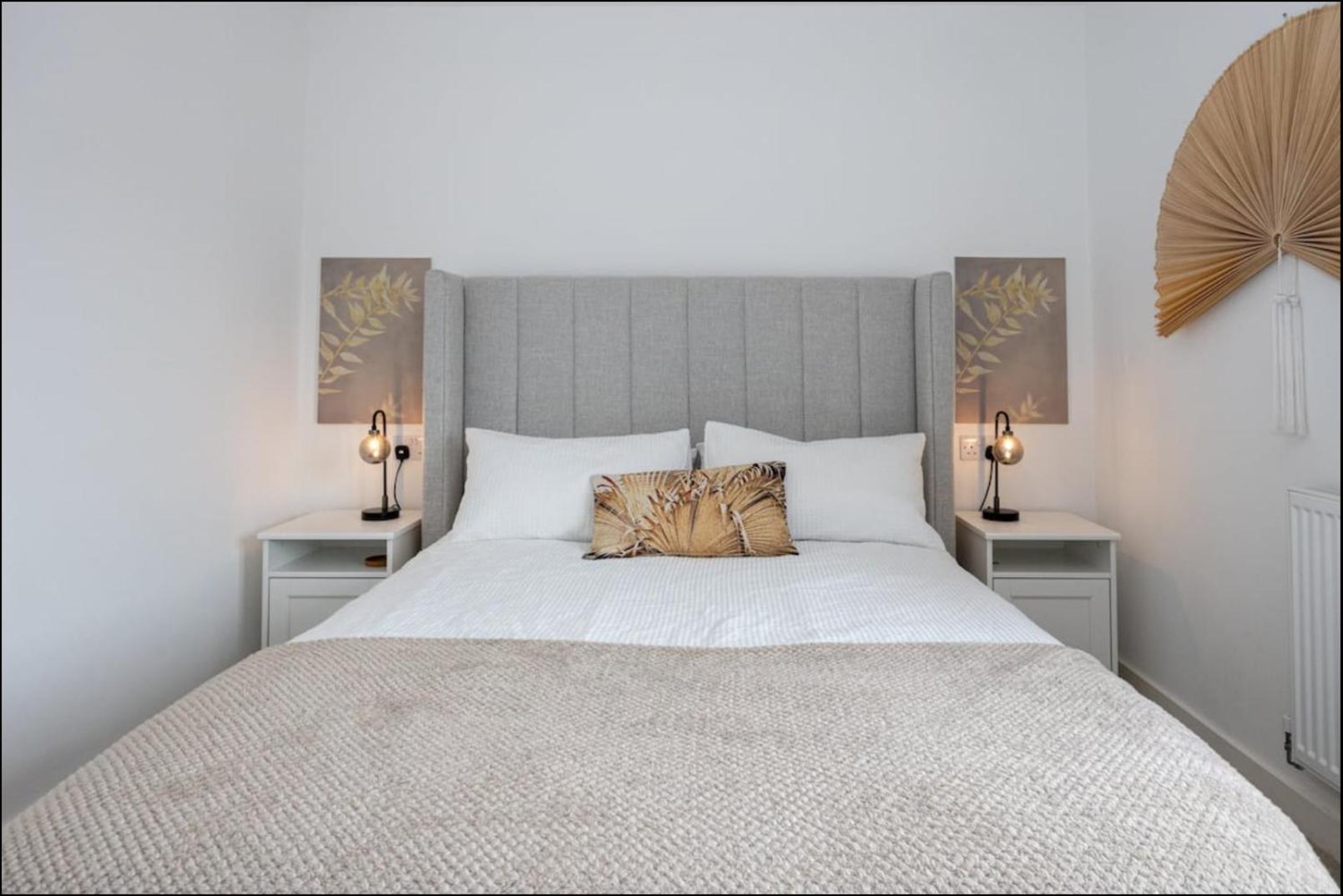Elegance Retreat - 2 Bed Holiday Home With Parking Manchester Eksteriør bilde