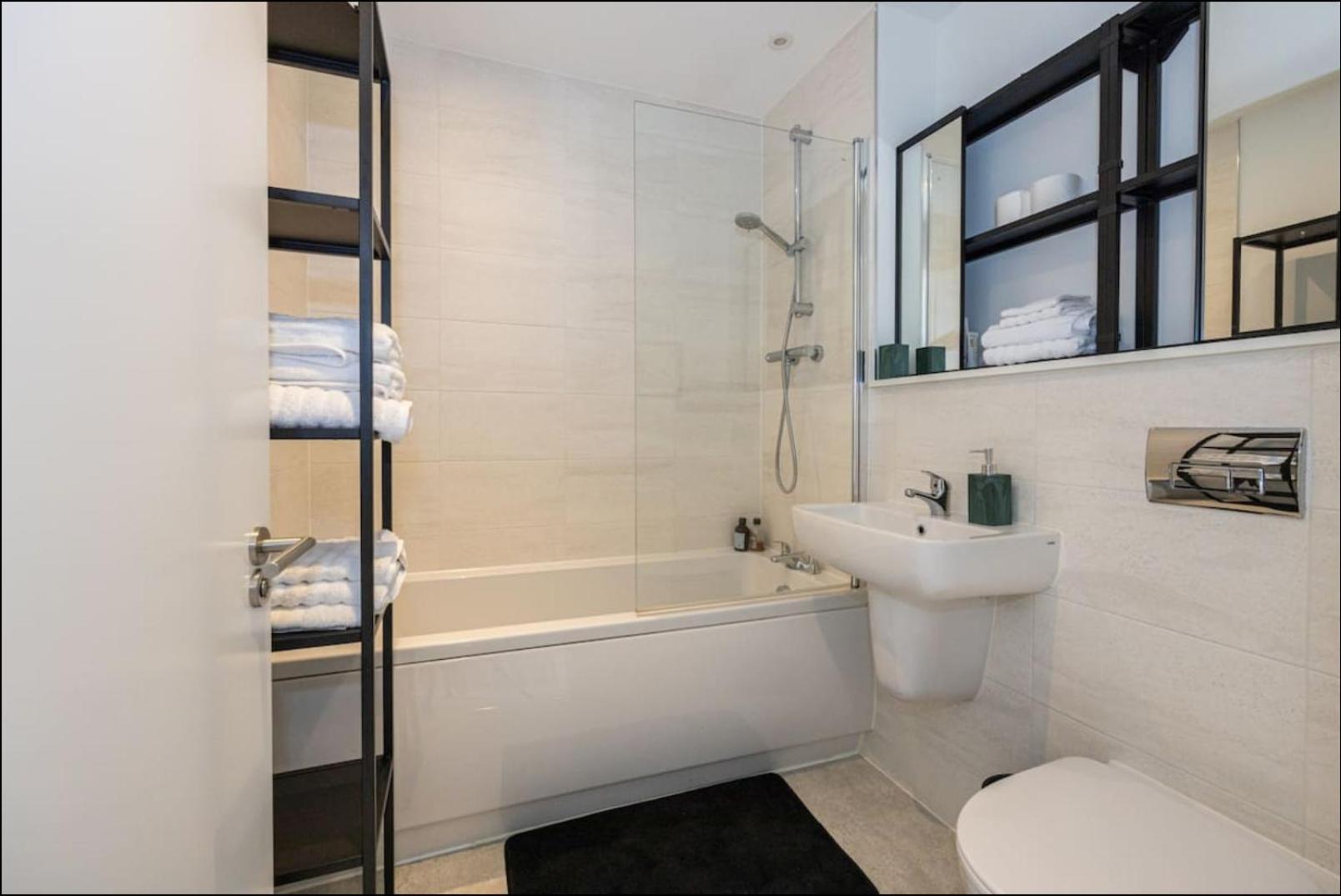 Elegance Retreat - 2 Bed Holiday Home With Parking Manchester Eksteriør bilde