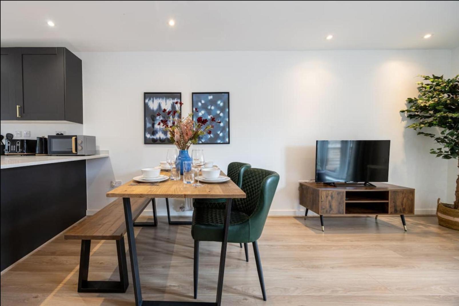 Elegance Retreat - 2 Bed Holiday Home With Parking Manchester Eksteriør bilde