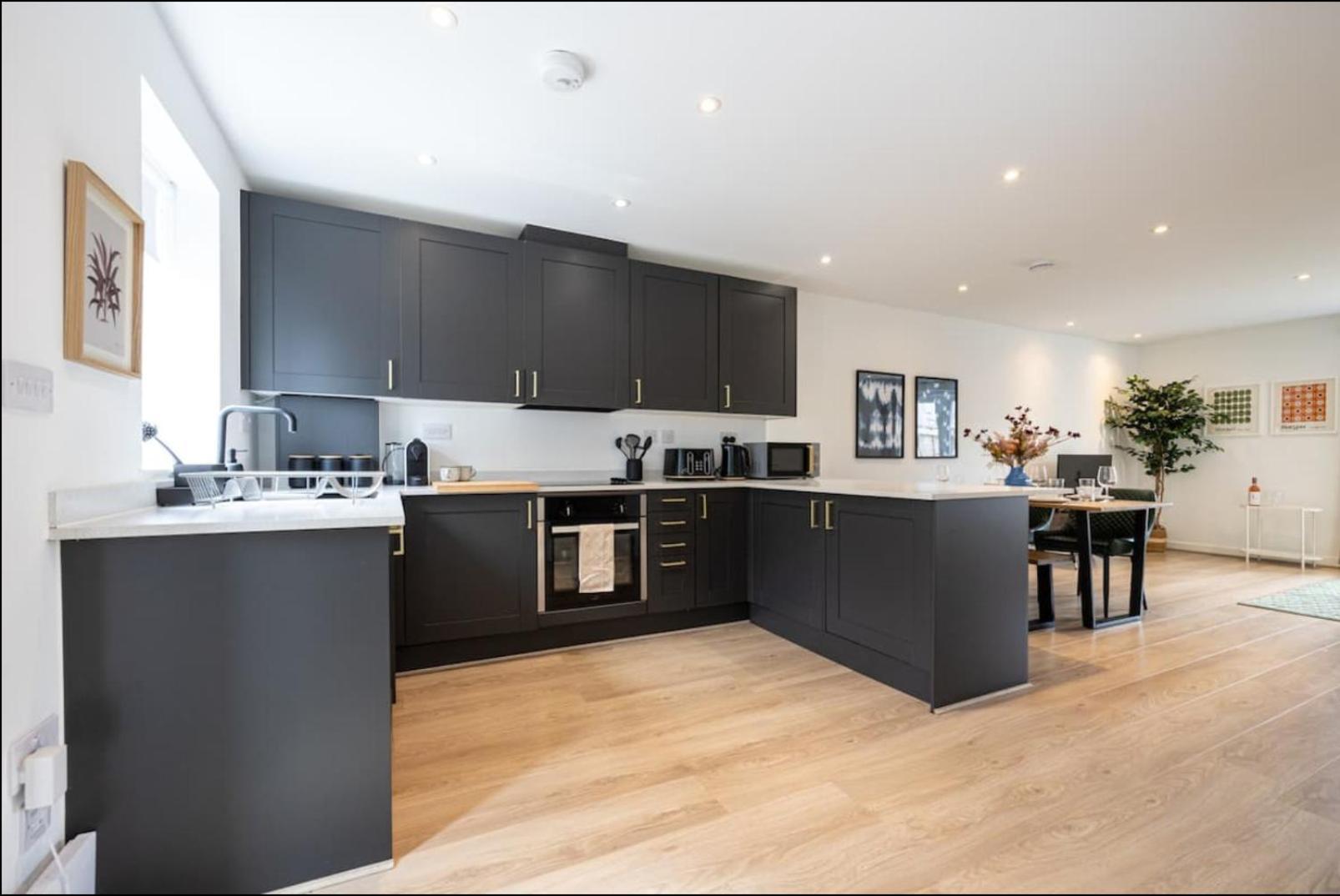Elegance Retreat - 2 Bed Holiday Home With Parking Manchester Eksteriør bilde